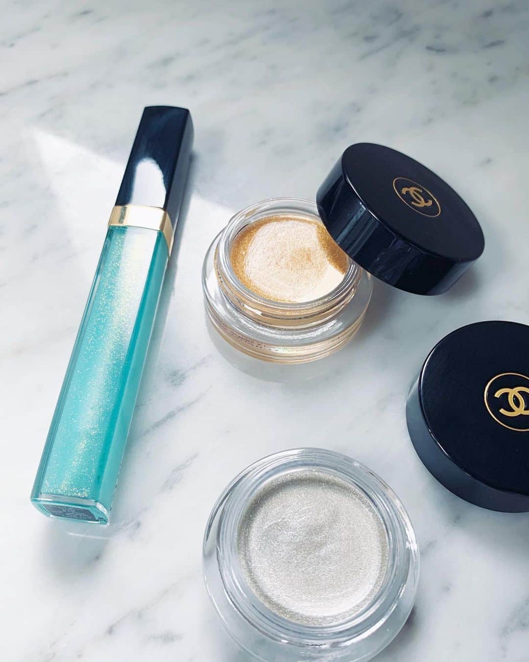佐川理佳のインスタグラム：「@chanel.beauty  ROUGE COCO GLOSS (818 FRAÎCHEUR) OMBRE PREMIÈRE GLOSS (SOLAIRE, LUNAIRE ) ブルーグリーンのリップグロスは塗ると唇の透明感がアップ。 アイグロスは色々なタイプのものを集めていますが、これはペタペタせず瞼にフィットして、繊細なツヤ感。」