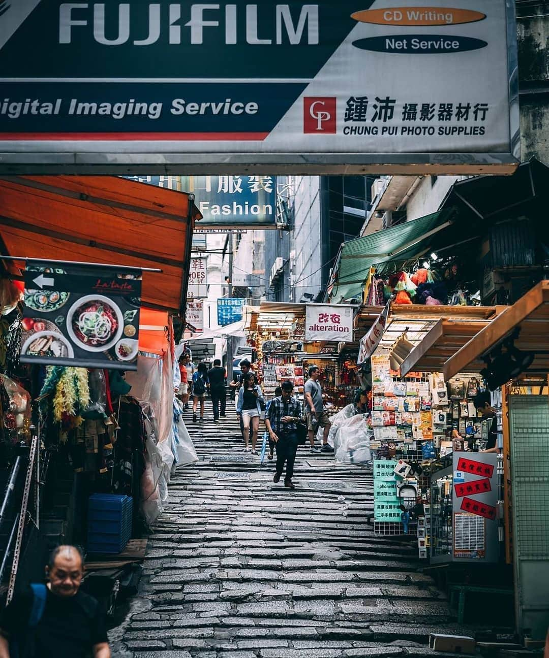 Discover Hong Kongさんのインスタグラム写真 - (Discover Hong KongInstagram)「Did you know local Hongkongers refer to Pottinger Street as ‘Stone Slab Street’? 大家知道砵典乍街又有「石板街」之稱嗎﹖ ポッティンジャーストリートは香港ローカルはストーン・スラブ・ストリートと呼んでいます。 📷: @tintinjklm #DiscoverHongKong #repost」6月3日 13時04分 - discoverhongkong