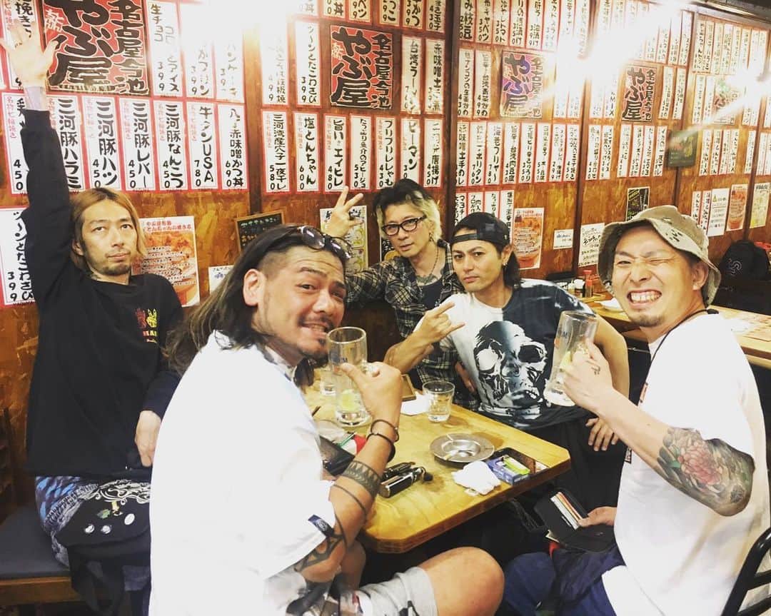 Ju-kenのインスタグラム：「長良川からなんとか最終電車に間に合い、名古屋へ上陸♫  遅い晩御飯を仲間と爆笑の渦の中で🥩🍚🍖🍺🍗 もはや先輩後輩など関係無く、仲間の存在も、彼らの色んな人生経験も、全てが宝物で、勉強になります⭐️ 今夜は更に沢山の仲間に会えそうだなぁ♫ Zionにてライブやります、ぜひ！  #名古屋 #深夜飯 #もはや肥るとか肥らないとかはどうでも良い年齢 #次の日を考えて芋ソーダ #でもやっぱり酔うよね」