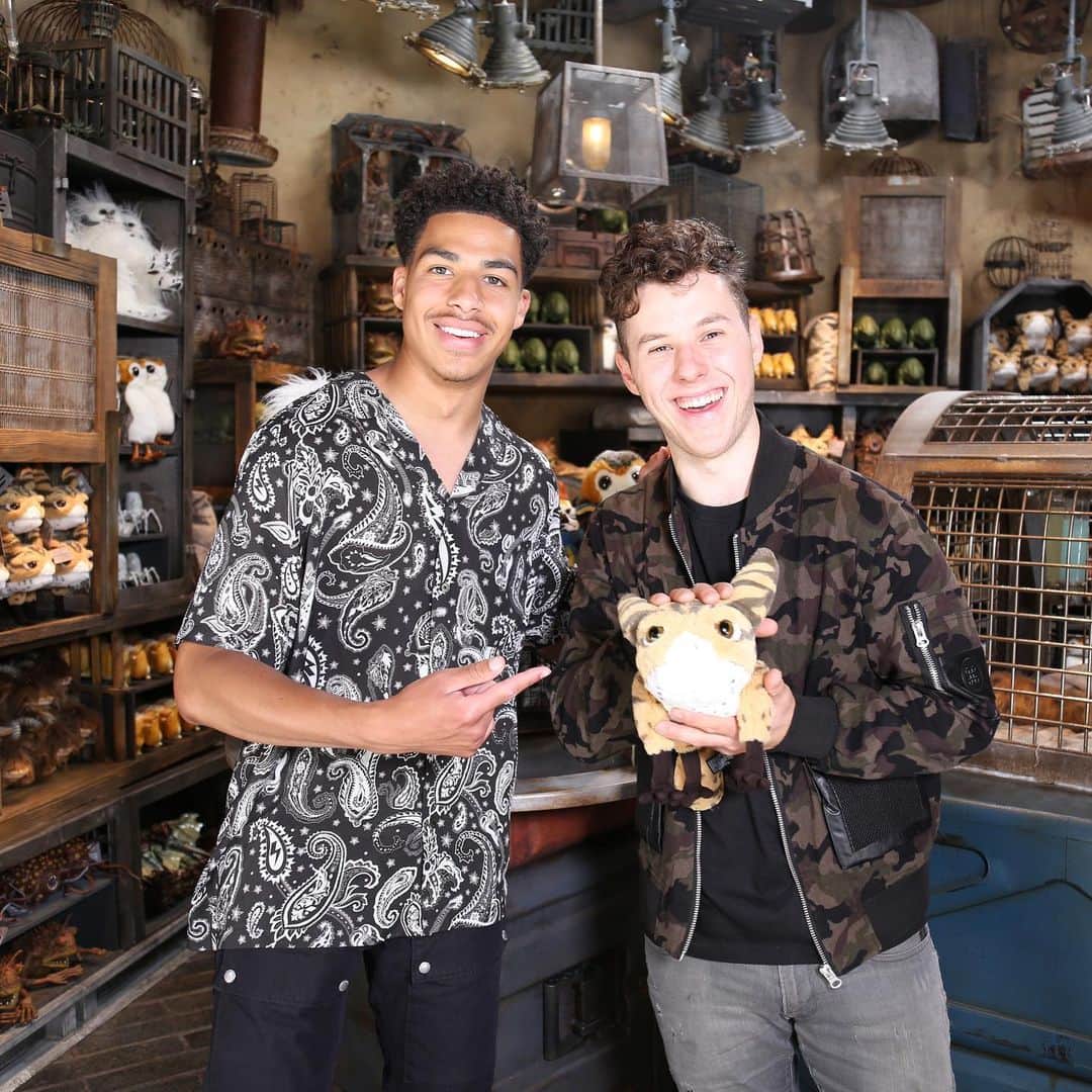 アメリカン・ブロードキャスティング・カンパニーのインスタグラム：「Bright Suns from Batuu! 👋 We’re here at @StarWars: #GalaxysEdge  in @Disneyland with @nolangould and @marcusscribner to try Blue Milk and meet new creature friends! 🌠 Beginning June 24, No Reservations Required. Subject to Capacity.」