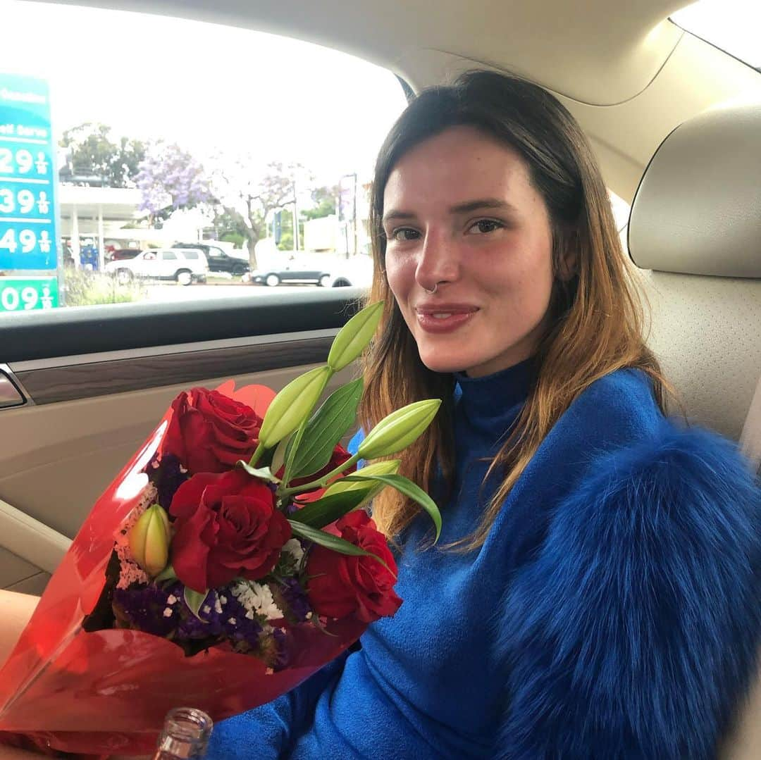 ベラ・ゾーンさんのインスタグラム写真 - (ベラ・ゾーンInstagram)「If this is what I look like on the outside when I get flowers imagine what I look like on the inside 😍」6月3日 4時18分 - bellathorne