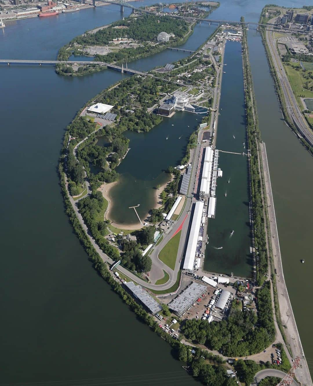 F1さんのインスタグラム写真 - (F1Instagram)「This time next weekend... the return to @f1gpcanada! 😍 What's your favourite memory of this legendary venue? Drop yours below 👇 . #F1 #Formula1 #CanadianGP #Canada #Montreal」6月3日 4時29分 - f1