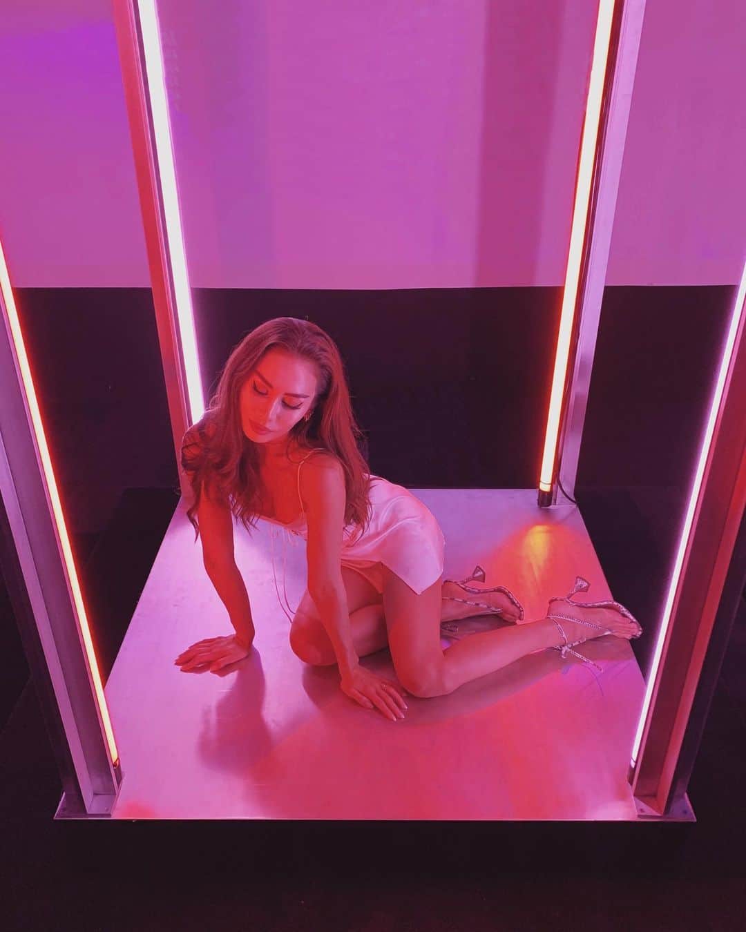 ルミ・ニーリーのインスタグラム：「Music video dreams come true 💿💖💅🏼」
