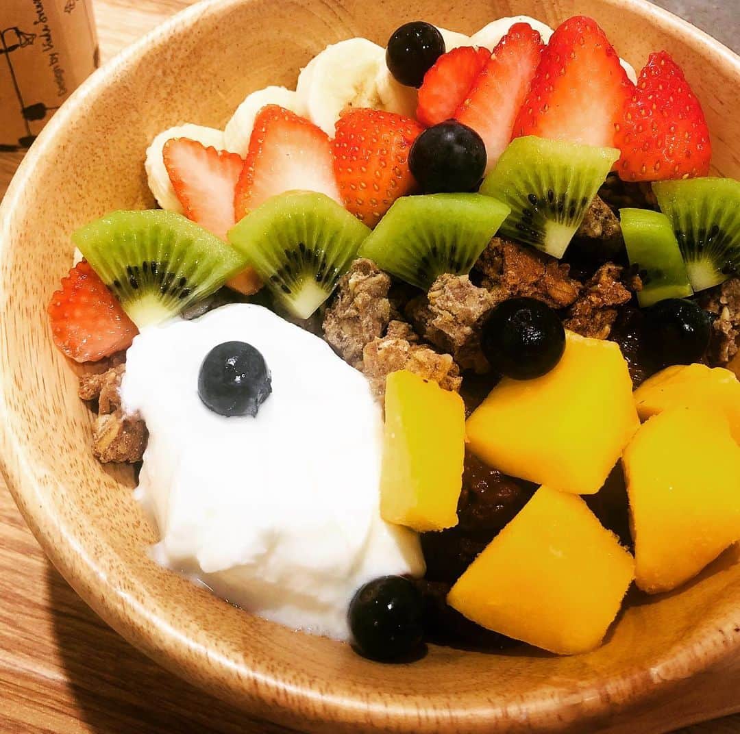 荒浪和沙さんのインスタグラム写真 - (荒浪和沙Instagram)「フルーツ食べたい時にとってもいい。 一番好きなフルーツはマンゴー☺️ #フルーツ #アサイーボウル #マルイ本館 #マンゴー #いちご」6月3日 4時30分 - kaz_pii