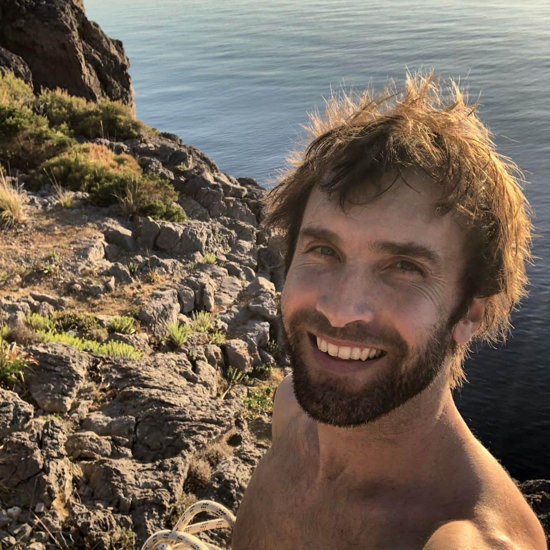 クリス・シャーマさんのインスタグラム写真 - (クリス・シャーマInstagram)「Back hard at work to break through to new heights on my mega deep water solo project. In this clip I didn’t even reach the crux yet. But bit by bit it’s coming together. Always a pleasure to be back in Mallorca and so inspired to have deciphered what for me is the next step in deep water soloing and of course great to hang with good friends 😀👍 @marc.lemenestrel @bruceandalisa @pol_roca  @sharmaclimbing @tenayaclimbing @prana  #ragegracefully 🎥 @giancolafoto」6月3日 4時33分 - chris_sharma