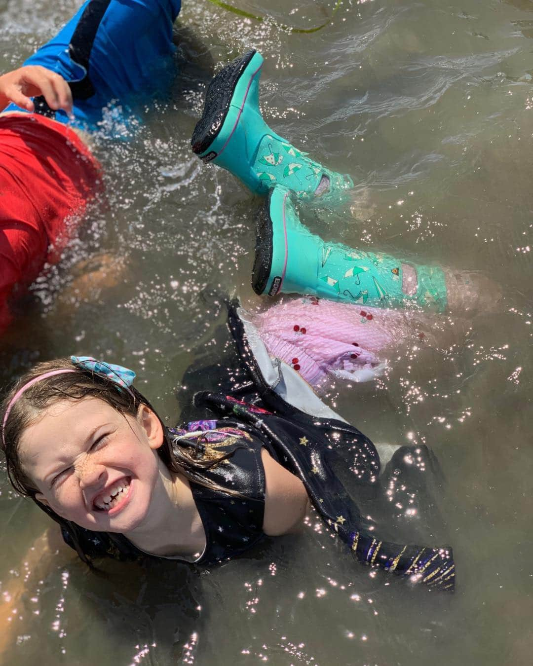 ミーシャ・コリンズさんのインスタグラム写真 - (ミーシャ・コリンズInstagram)「I’m glad she wore her waterproof boots.」6月3日 4時52分 - misha