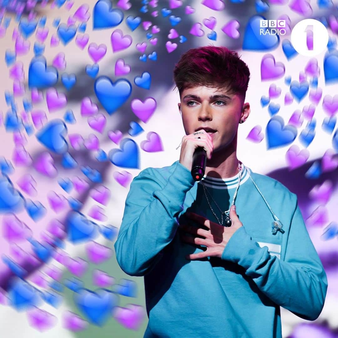 BBC Radioさんのインスタグラム写真 - (BBC RadioInstagram)「Don't want to alarm you but I think he's looking at us 😱😱😱 @hrvy」6月3日 4時53分 - bbcradio1