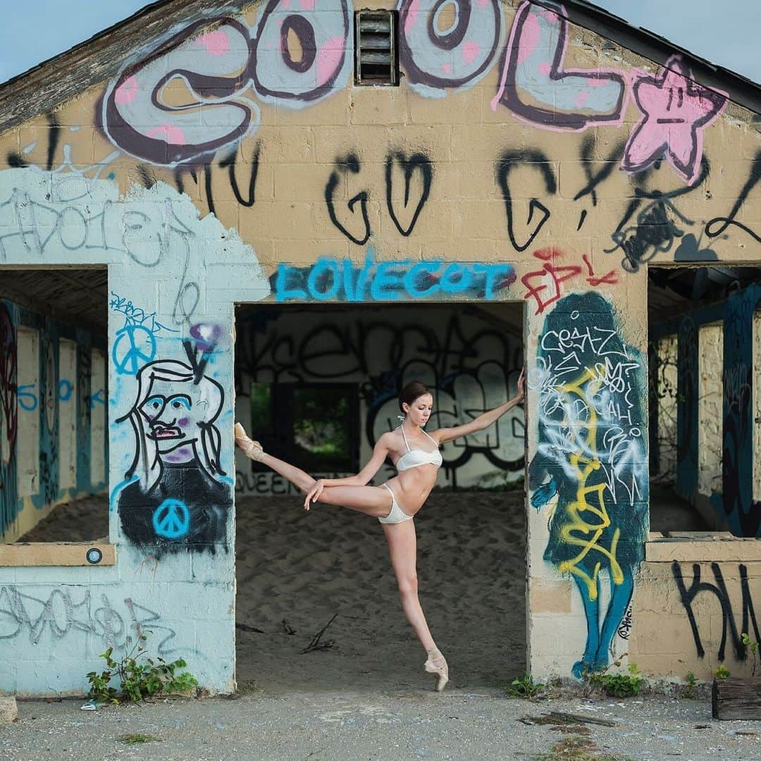 ballerina projectさんのインスタグラム写真 - (ballerina projectInstagram)「Katie Boren in Queens. #ballerina - @katieboren1 #queens #forttildenbeach #forttilden #newyorkcity #ballerinaproject #ballerinaproject_ #ballet #dance #pointe #graffiti #katieboren  With the upcoming conclusion of the Ballerina Project limited edition prints will be only available for purchase until the beginning of July 2019. Link is in our Instagram profile to purchase one today.  The Ballerina Project book is now available for pre-order. Go to @ballerinaprojectbook for pre-order link and info. #ballerinaprojectbook」6月3日 5時06分 - ballerinaproject_