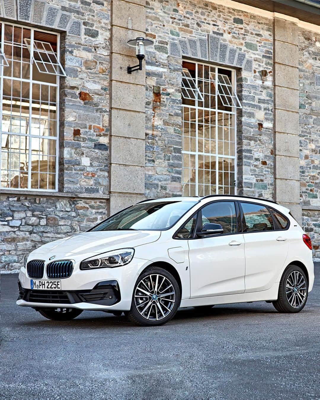 BMWのインスタグラム：「Supportive member of the family. The BMW 2 Series Active Tourer. #BMW #2Series __ BMW 225xe Active Tourer: Energy consumption in kWh/100 km (combined): 13.7 - 13.4. Fuel consumption in l/100 km (combined): 2.5 - 2.3. CO2 emissions in g/km (combined): 57 - 52. The values of fuel consumptions, CO2 emissions and energy consumptions shown were determined according to the European Regulation (EC) 715/2007 in the version applicable at the time of type approval. The figures refer to a vehicle with basic configuration in Germany and the range shown considers optional equipment and the different size of wheels and tires available on the selected model. The values of the vehicles are already based on the new WLTP regulation and are translated back into NEDC-equivalent values in order to ensure the comparison between the vehicles. [With respect to these vehicles, for vehicle related taxes or other duties based (at least inter alia) on CO2-emissions the CO2 values may differ to the values stated here.] The CO2 efficiency specifications are determined according to Directive 1999/94/EC and the European Regulation in its current version applicable. The values shown are based on the fuel consumption, CO2 values and energy consumptions according to the NEDC cycle for the classification. For further information about the official fuel consumption and the specific CO2 emission of new passenger cars can be taken out of the „handbook of fuel consumption, the CO2 emission and power consumption of new passenger cars“, which is available at all selling points and at https://www.dat.de/angebote/verlagsprodukte/leitfaden-kraftstoffverbrauch.html.」