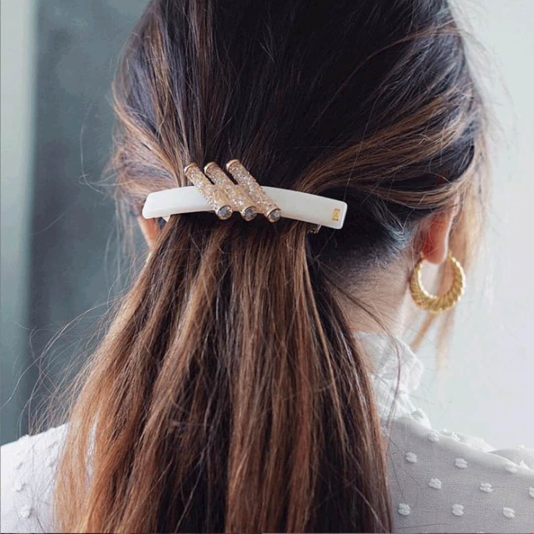 のインスタグラム：「Simples, lindo e chic! @aloveaffairblog  Para comprar, acesse nosso e-commerce.  #alexandredeparis #beauty #creativedesign #getthelook #hairstyle #originaldesign」