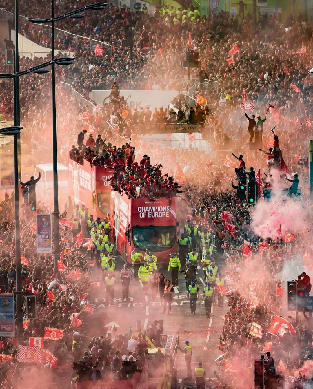 ビルヒル・ファン・ダイクさんのインスタグラム写真 - (ビルヒル・ファン・ダイクInstagram)「Unbelievable, thank you Reds! #YNWA 🏆」6月3日 5時18分 - virgilvandijk