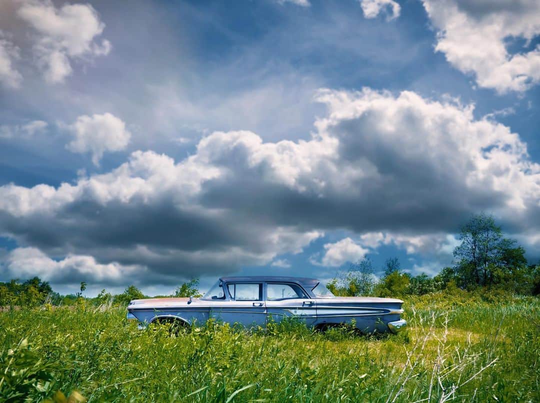 アウル・シティーのインスタグラム：「I took this photo the other day. I was way out in the country and I saw this blue car sitting in the middle of a field. It was miles from the nearest town, even the nearest house. No for sale sign, it was just abandoned. To me, it looked magical and mysterious out there under the big sky, all alone, with the wind whipping through the grass. Strange to think that someone drove it out to that field, maybe many years ago, shut off the engine, and then walked away. I wonder if they ever looked back. 🌳 As I walked toward it, I kept thinking, “if this car could talk, what stories would it tell?” Maybe it was some teenager’s first car, maybe two people went on their first date in it, and later, were married. Maybe it belonged to a family and they went on summer vacations to Texas with no AC, or Sunday drives after church for ice cream, and they made a thousand great memories in it. Fun to imagine. 🌳 As I walked away, I looked back and I could almost hear it say “please don’t leave me.” It was odd, feeling sad over an abandoned car I’ve never seen before, but I was glad I got to discover and appreciate a piece of someone’s past, maybe numerous people’s pasts — all folks I will never meet nor know the names of. It’s kind of sobering to imagine that at one point, this vehicle might have been somebody’s dream car, someone’s most prized possession, and now it’s here... slowly turning to rust in a sea of tall weeds. Whatever the real story is, the car played its part in history, and to me, that makes it worth honoring. 🌳 It makes me thankful for my own past and the time I’ve been given. Never know what you’ll find when you explore 📷」