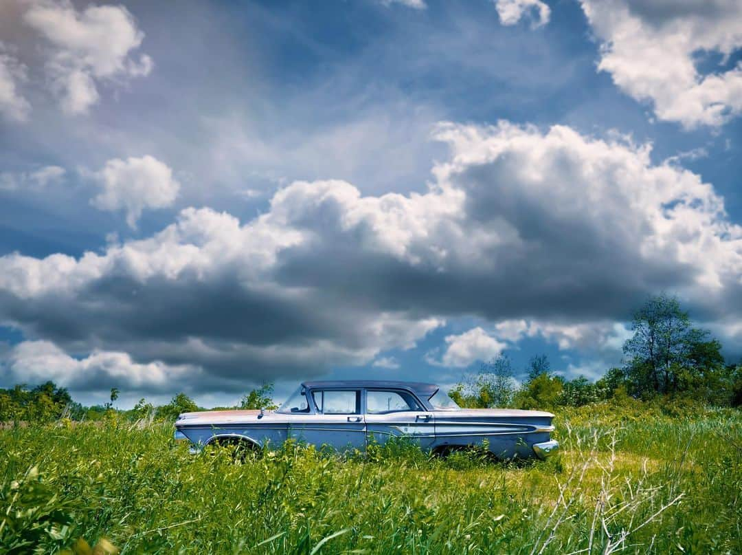 アウル・シティーさんのインスタグラム写真 - (アウル・シティーInstagram)「I took this photo the other day. I was way out in the country and I saw this blue car sitting in the middle of a field. It was miles from the nearest town, even the nearest house. No for sale sign, it was just abandoned. To me, it looked magical and mysterious out there under the big sky, all alone, with the wind whipping through the grass. Strange to think that someone drove it out to that field, maybe many years ago, shut off the engine, and then walked away. I wonder if they ever looked back. 🌳 As I walked toward it, I kept thinking, “if this car could talk, what stories would it tell?” Maybe it was some teenager’s first car, maybe two people went on their first date in it, and later, were married. Maybe it belonged to a family and they went on summer vacations to Texas with no AC, or Sunday drives after church for ice cream, and they made a thousand great memories in it. Fun to imagine. 🌳 As I walked away, I looked back and I could almost hear it say “please don’t leave me.” It was odd, feeling sad over an abandoned car I’ve never seen before, but I was glad I got to discover and appreciate a piece of someone’s past, maybe numerous people’s pasts — all folks I will never meet nor know the names of. It’s kind of sobering to imagine that at one point, this vehicle might have been somebody’s dream car, someone’s most prized possession, and now it’s here... slowly turning to rust in a sea of tall weeds. Whatever the real story is, the car played its part in history, and to me, that makes it worth honoring. 🌳 It makes me thankful for my own past and the time I’ve been given. Never know what you’ll find when you explore 📷」6月3日 5時33分 - owlcityofficial