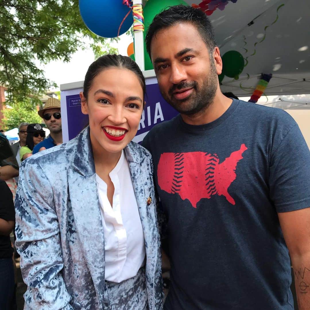 カル・ペンのインスタグラム：「‪Hanging with a buddy who’s a DREAMer, was offered free @nycHealthy condoms by a hijabi woman, and ran into @ocasio2018 . I love my city. 🇺🇸‬」