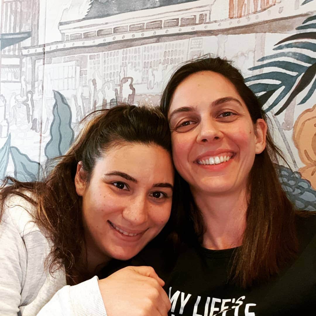 ギュルデニズ・オナルのインスタグラム：「❤❤❤ #kardes」