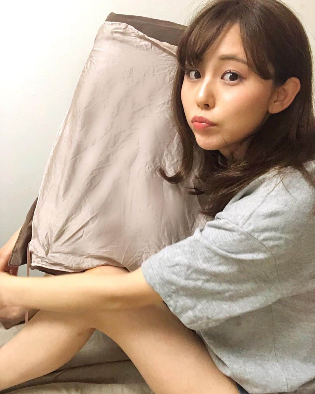 のインスタグラム：「枕カバーで美髪ケア🕺 スワイプしてね▶︎▶︎▶︎ ・ #りーまる #サロモ #サロンモデル #インフルエンサー #フリーモデル#フリーランスモデル#撮影データ #撮影モデル募集 #広告モデル #ファッション ・ ・ ・ ・ ・ ・ ・  素肌に最高の贅沢をでお馴染み @silkdekyoto さんの 枕カバーを試してみました！ ・ ・ こちらは日本製にこだわり、 上質なシルク商品をお届けする 京都発のシルクブランドになります😊 ・ ・ 実は渡辺直美さんがナイトキャップで 艶髪ケアしてるって言ってるのをテレビで見てから ずーーーっと！ シルク素材のナイトケア気になってたんです🐶💭 ・ ・ でもなぁ〜。毎日どうせ被んないだろうなぁ〜。 と思って躊躇してましたが、 枕カバーを変えるだけはズボラな私も楽々できるし こんな簡単なヘアケアあったんだなぁと、 感激🥺💓 ・ ・ 詳しい感想は３つ目の動画に載せましたが、 シルクの美容効果でお肌や髪の保湿ケア 続けていきたいと思います✊ ・ ・ ・ 最後にクーポン情報🐥✨ 会員登録とLINE登録で 500円クーポンをプレゼントあるそうです ・ ・ ・ ・ ・ #silkdekyoto  #silkdekyoto公式オフィシャルショップ #シルク  #素肌に最高の贅沢 シルク枕カバーで美肌美髪ケア ・ ・ ・ ・ ・ ・ ・ ・ ・ ・ 〈 撮影依頼募集中〉 6月10日以降空いてます。 撮影依頼おまちしてます♪ DMくださると嬉しいです💐 よろしくお願い致します☺︎ ・ ・ ・ ・ #アパレルモデル  #ポートレートモデル#ダイエット#プチプラコスメ #被写体モデル#カメラマンさんと繋がりたい #サロンモデル募集 #作品撮り  #美容好きな人と繋がりたい #写真好きな人と繋がりたい #女子力アップ #ヘアケア #美髪 #ズボラ女子 #枕#渡辺直美」