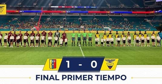 Erika De La Vegaさんのインスタグラム写真 - (Erika De La VegaInstagram)「Aquí está mi hijo Matias  acompañando a la Vinotinto en el juego con Ecuador en la ciudad de Miami.  Matias tiene 10 años y lleva 6 viviendo fuera Venezuela, ama a Messi y es fan del Barcelona, pero acompañar a la selección de su país y vivir este momento cantando el himno nacional y estar cerca de @salorondon23 lo hizo sentir en un lugar donde pertenece. Vibró, gritó, drenó su pasión por Venezuela aunque no esté allá. El país se lleva en el corazón, los que estamos fuera hacemos país fuera de él.  Amo a mi hijo, amo a Venezuela y su gente buena.  Gracias @arquifjose16 @jjollarves @jeancorrente @selevinotinto  Desliza para ver más fotos. 🇻🇪」6月3日 5時44分 - erikadlvoficial