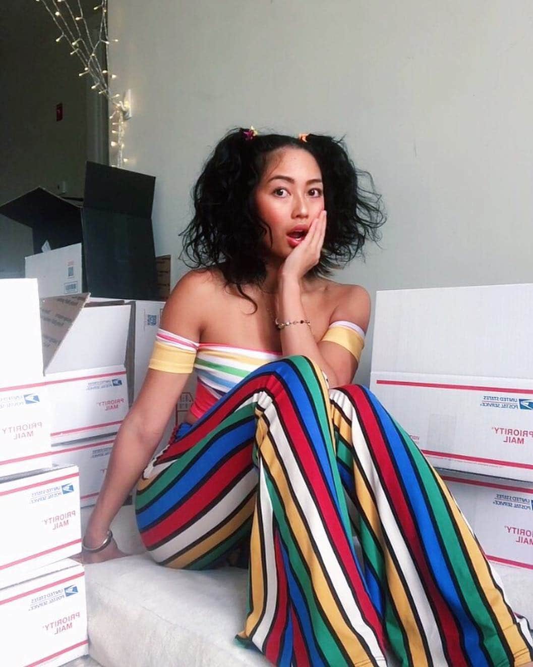 エイミー・ファムのインスタグラム：「hi friends! just a lil heads up i’ll be sending out a box of new makeup from brands like @narsissist , @nyxcosmetics , @urbandecaycosmetics , etc every week all summer to someone completely random so tag 2 friends who love makeup and i’ll choose the first winner tonight and tag you in my story! 😇」