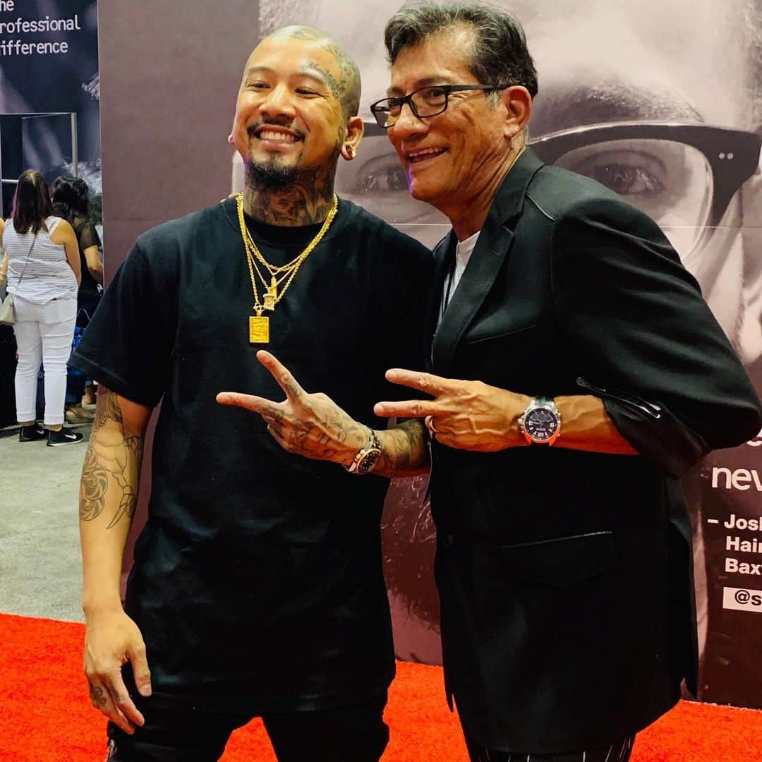Sam Villaさんのインスタグラム写真 - (Sam VillaInstagram)「I couldn’t be more happy to see the worlds of barbering and styling overlapping, intermingling and collaborating here at @premiere_orlando. We as artists have so much to learn from each other. Dig in, get to shows, seek out in person education and expand your mind. It will grow your business and your craft! ✂️ 💈 Be sure to give my friend @juliuscaesar a follow ⭐️」6月3日 5時48分 - samvillahair