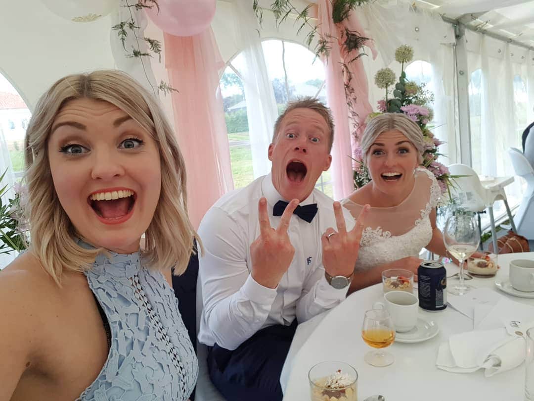 ヨシ・ヘルゲソンのインスタグラム：「Tack för en oförglömlig dag! 🤵👰Så glad att vi fick vara med och fira er! Jag älskar er 😍」