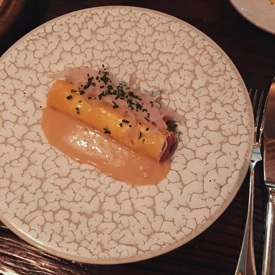 Yu-kiのインスタグラム：「ディナーにおススメのモダンブリティッシュのレストラン🙌🏻パンがおいしいとこはだいたい全部おいしいと思ってるだけど、ほんと全部おいしい☺️お店もかわいいし、サービスも◎#no5social#london#dinner#restaurant#unitedkingdom」