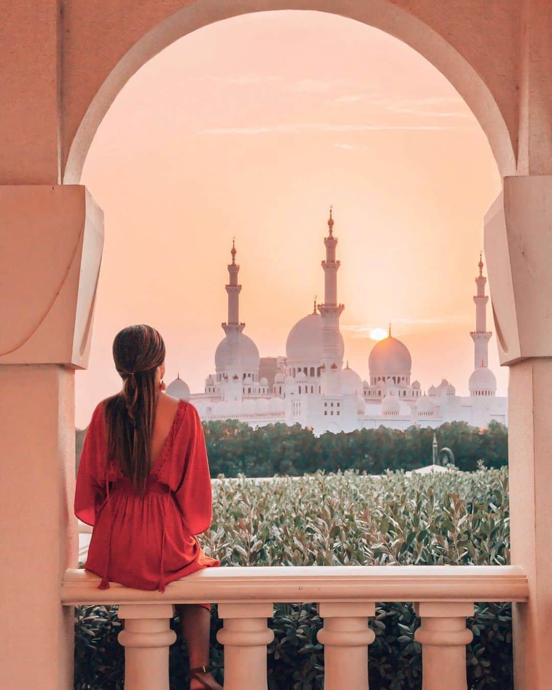 リッツ・カールトンさんのインスタグラム写真 - (リッツ・カールトンInstagram)「Discover the beauty of Abu Dhabi with the perfect sunset view at The Ritz-Carlton #AbuDhabi, Grand Canal. ⁣⠀ ⁣⠀ #UnitedArabEmirates #UAE #sunset #goldenhour #mosque #SheikhZayedMosque #architecture #escape #discover #view #travel #travelgram #Instatravel #traveldiaries #RCPartner via – @katemeets」6月3日 6時00分 - ritzcarlton