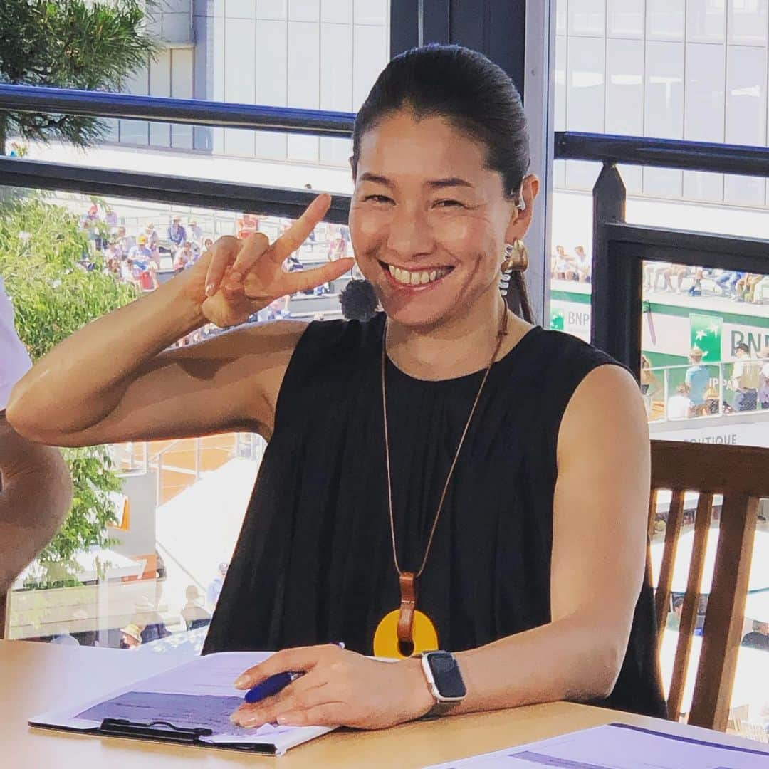 伊達公子さんのインスタグラム写真 - (伊達公子Instagram)「RolandGarros8日目 錦織くんの4回戦は2セットUPで日没順延。 長ーい1日となりました。 それにしても今日は30℃超えの暑い日でしたが....明日は20℃ちょっとくらいに戻ってしまうようです。 #伊達公子 #kimikodate #テニス #テニスプレイヤー #tennis #tennisplayer #instatennis #rolandgarros #rolandgarros2019 #全仏オープン #ローランギャロス #wowow #wowowtennis #paris #パリ #keinishikori #錦織圭 #トラデュイール」6月3日 6時16分 - kimiko.date