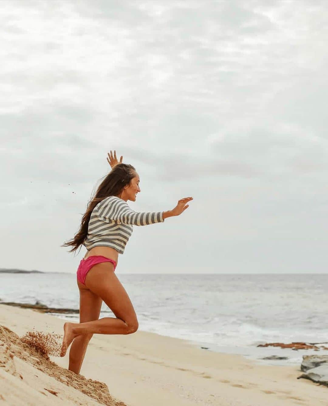 のインスタグラム：「Meet me where the sky touches the sea. @everything__e . #sunset #americanstyle #springstyle #madeintheusa #ethicalstyle #ethicalbrand #sustainablebrand #consciousclothing #petitejoys #darlingdaily #bloggerstyle #darlingweekend #lovelysquares #stylehunter #abmlifeiscolorful #slowfashionstyle #slowfashionmovement」
