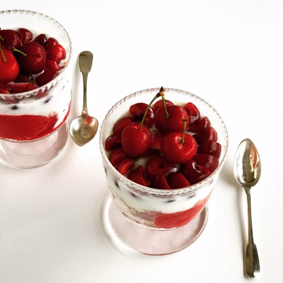 のインスタグラム：「さくらんぼ🍒の季節ですね。 アメリカンチェリー🍒パフェは 暑い午後のおやつにおすすめです。 • 飾りの🍒は軸があったほうがかわいい。 だけど、パフェ本体に種はじゃま。 いよいよチェリー🍒ピッターの出番です。 面倒な種抜きもワンプッシュで簡単。 • 一番底には、自家製の ジンジャー風味ラズベリージェラートを ディッシャーで２スクープも！ グラノーラを加えて プレーンヨーグルトを流す。 🍒の種を抜いたら、半分に切り ヨーグルトの上に🍒をぐるりと並べたら 軸つきを🍒３粒飾って出来上がり。 •🍒. お取り扱いはこちらです。 福岡 B.B.B POTTERS @bbbpotters . •🍒🍒. 広島 ８４さん @84goupstairs . •🍒🍒🍒. 奈良 くるみの木さん @official_kuruminoki . •🍒🍒🍒🍒. 鎌倉 LONG TRACK FOODSさん @daily_by_longtrackfoods . •🍒🍒🍒🍒🍒. 東京・吉祥寺 CINQさん @cinq.kyoko . •🍒🍒🍒🍒🍒🍒. 東京・千駄ヶ谷 GOOD NEIGHBORS FINE FOODSさん @gnff_store . • 🍒🍒🍒🍒🍒🍒🍒. 欠品の場合もあるようです。 ぜひ、在庫をお近くの店に 問い合わせてみてください。 • #食文化が違うと道具も違う #口径が合う空き瓶ならなんでも使える #cherrypitter #cherrypitremover #cherrydessert #cherry」