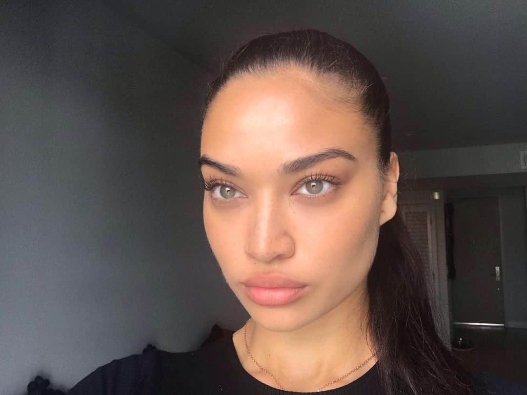 シャニーナ・シャイクのインスタグラム：「Saving my skin ... thank you @thebeautysandwich 💋」