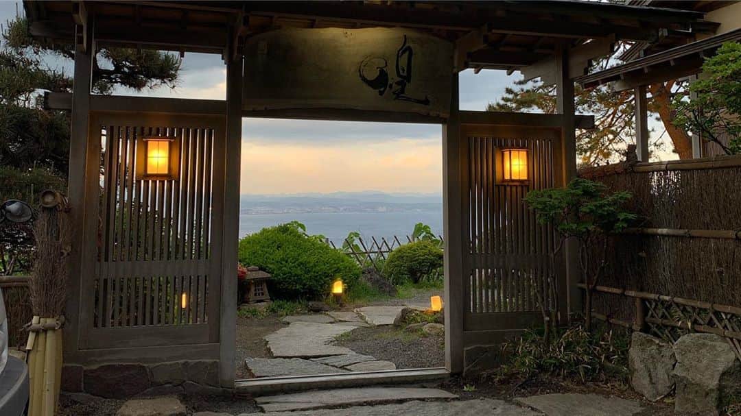 日下裕江さんのインスタグラム写真 - (日下裕江Instagram)「煌  立待岬方面の 山の上にある和と洋が融合した新しい懐石料理。  2階席は全て個室で 窓からは函館市と海が見渡せます✨  門の奥から既に海が望めて感動💓  まるで絵を見てるようでした✨  お料理も味付けが優しくて お腹いっぱいなのに、普段少食の祖母も嘘のように全部ぺろりと食べれちゃいました😋  函館へ行ったら 是非お勧めしたい料理屋さんです❣️ ここにして良かった✨  #煌 #懐石煌 #函館 #函館ディナー #函館旅行 #hakodate #Kaisekicuisine #japaneserestaurant #kaisekikira」6月3日 6時22分 - hiroe___h