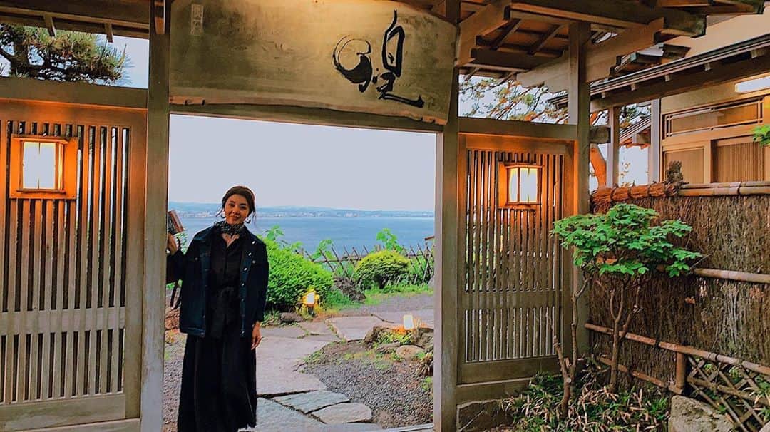 日下裕江さんのインスタグラム写真 - (日下裕江Instagram)「煌  立待岬方面の 山の上にある和と洋が融合した新しい懐石料理。  2階席は全て個室で 窓からは函館市と海が見渡せます✨  門の奥から既に海が望めて感動💓  まるで絵を見てるようでした✨  お料理も味付けが優しくて お腹いっぱいなのに、普段少食の祖母も嘘のように全部ぺろりと食べれちゃいました😋  函館へ行ったら 是非お勧めしたい料理屋さんです❣️ ここにして良かった✨  #煌 #懐石煌 #函館 #函館ディナー #函館旅行 #hakodate #Kaisekicuisine #japaneserestaurant #kaisekikira」6月3日 6時22分 - hiroe___h