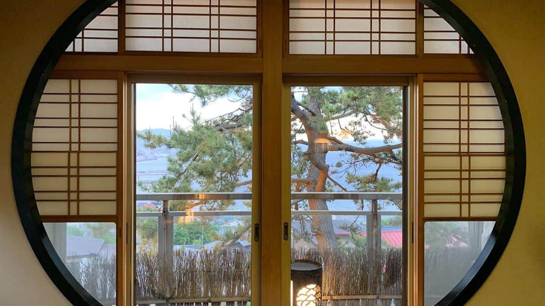 日下裕江さんのインスタグラム写真 - (日下裕江Instagram)「煌  立待岬方面の 山の上にある和と洋が融合した新しい懐石料理。  2階席は全て個室で 窓からは函館市と海が見渡せます✨  門の奥から既に海が望めて感動💓  まるで絵を見てるようでした✨  お料理も味付けが優しくて お腹いっぱいなのに、普段少食の祖母も嘘のように全部ぺろりと食べれちゃいました😋  函館へ行ったら 是非お勧めしたい料理屋さんです❣️ ここにして良かった✨  #煌 #懐石煌 #函館 #函館ディナー #函館旅行 #hakodate #Kaisekicuisine #japaneserestaurant #kaisekikira」6月3日 6時22分 - hiroe___h