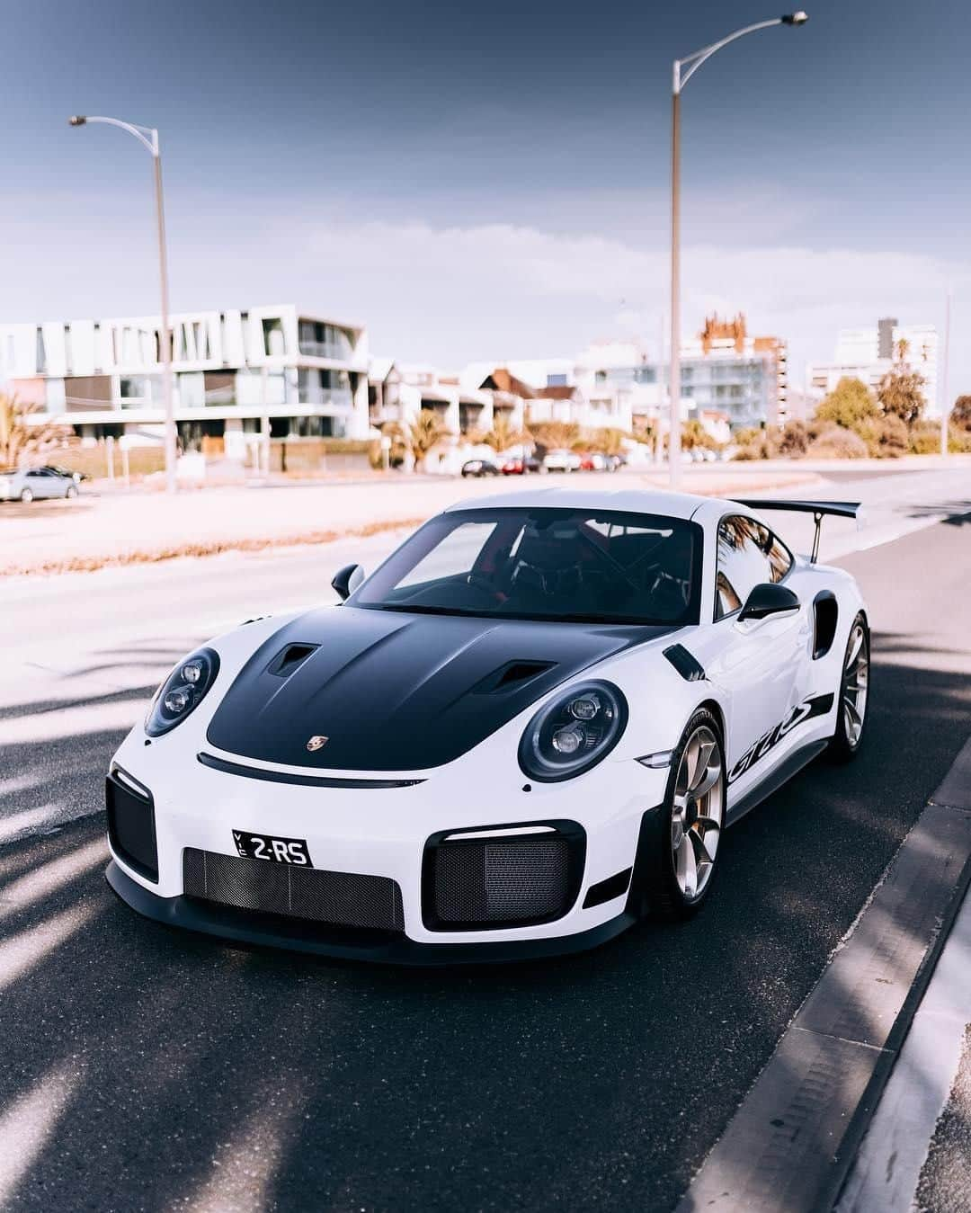 Porscheさんのインスタグラム写真 - (PorscheInstagram)「A compelling contrast. #PorscheMoment #Porsche #Porsche911 #GT2RS #TimelessMachine #991 (📷: @visualsbydf)  __ Combined fuel consumption in accordance with EU 6: 911 GT2 RS: 11,8 l/100 km; CO2 emissions: 269 g/km」6月3日 6時33分 - porsche