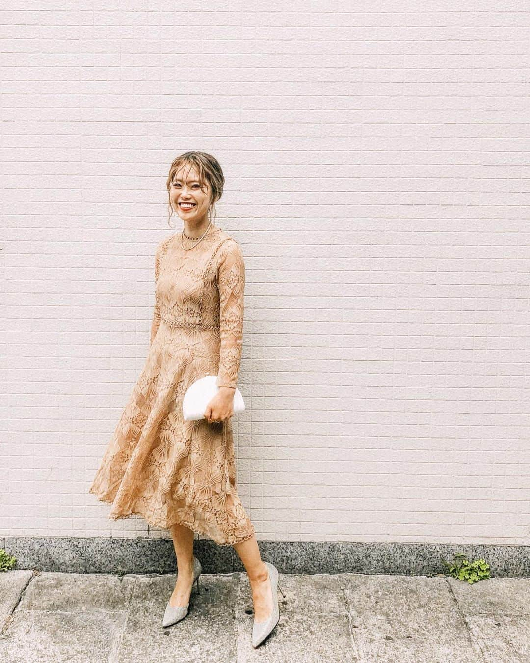 井村亜里香さんのインスタグラム写真 - (井村亜里香Instagram)「昨日は友人のひろちゃんWedding🕊💞 #結婚式コーデ は今回もかなり悩んだけど 初めてベージュドレスを着てみました🧥👢👡 ドレスもバックも楽天で見つけたものです💋 ヘアもこだわったのでまたPOSTします💫 ・ #wedding#partydress#dress #partycode#weddingcode  #結婚式お呼ばれ#お呼ばれコーデ #パーティドレス#ドレス #ベージュドレス#二次会ドレス  #二次会コーデ」6月3日 6時40分 - arika_imura