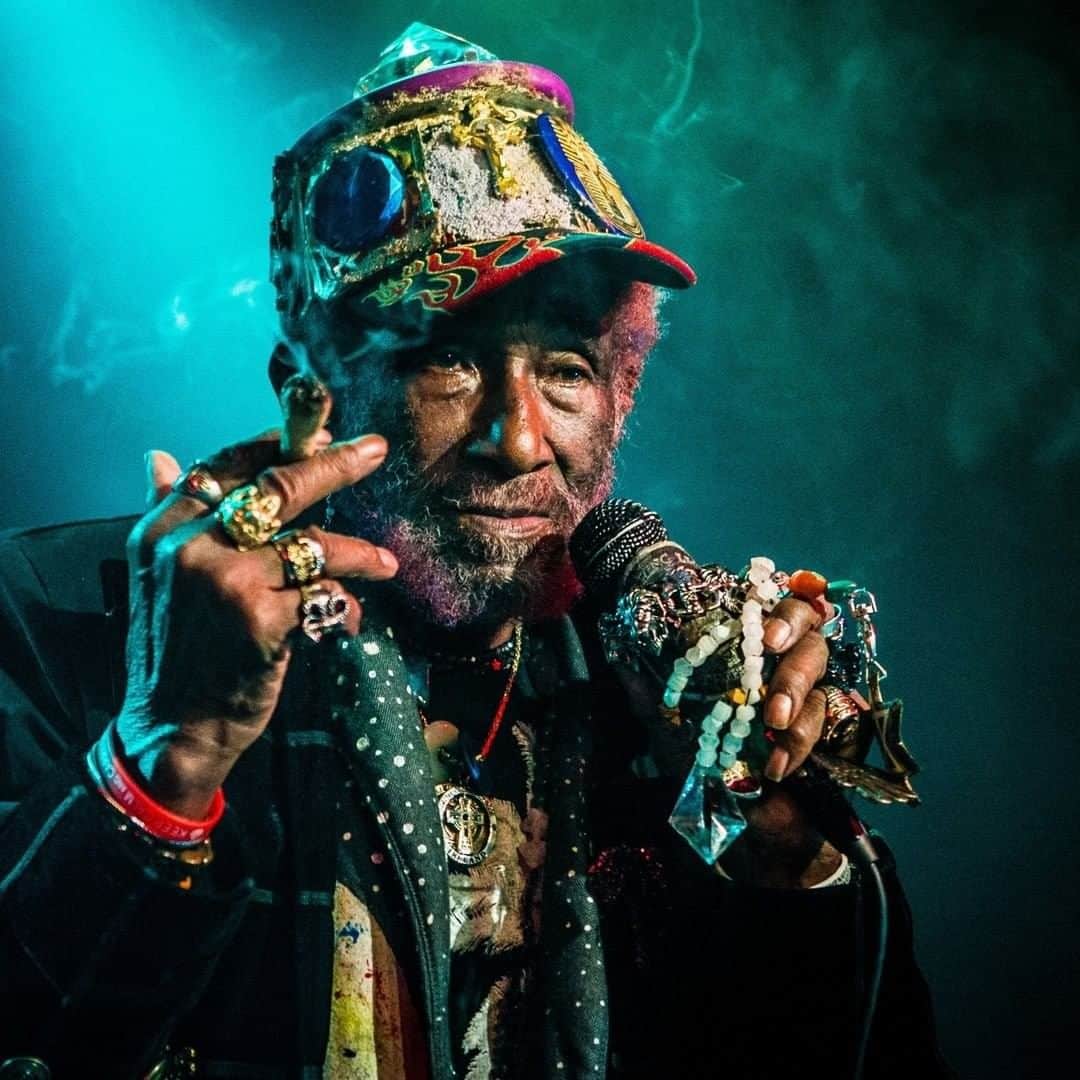 VICEさんのインスタグラム写真 - (VICEInstagram)「Robert Christgau reviews dub master Lee 'Scratch' Perry. Link in bio via @noisey. 📸: Paul Bergen/Redferns/Getty」6月3日 7時01分 - vice