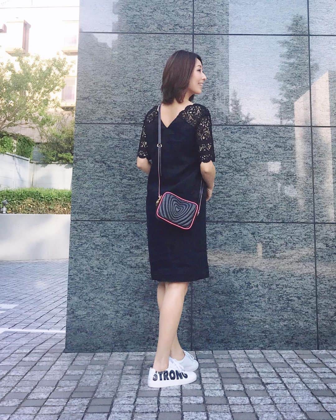 宮田綾子さんのインスタグラム写真 - (宮田綾子Instagram)「ハイヒールLOVERS Ayako⁑  麻とレースのドレス🖤 @escadaofficial  肩のところがめっちゃ可愛い！ 涼しげな素材はこれから夏にかけてもぴったりだよ  #escada #escadasport #エスカーダ #エスカーダスポート #ハートバッグ#code #ad #ハイヒールLOVERS #宮田綾子 #黒コーデ #black #blackdress #レース #ミニバッグ #スニーカーコーデ #スニーカー女子 #ママコーデ #大人コーデ #大人カジュアル #ootd #fashion」6月3日 6時53分 - ayako__miyata