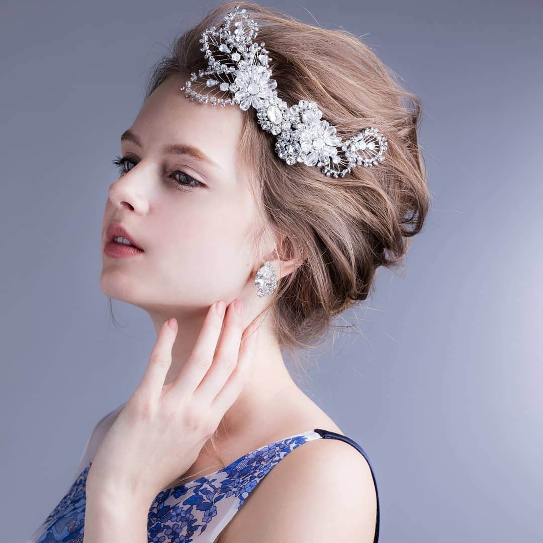 のインスタグラム：「#ラビアンローゼ が提案する センシュアルな ウェディングスタイル♡  シンプルにまとめた #シニヨン　や #ギブソンタック  のスタイリングに キラキラ スワロフスキーの #ヘッドアクセサリー をコーディネート😌  #大人コーデ　✨  ヘアスタイルにアクセントを 添えるヘッドアクセサリーは 花嫁さまを一層魅力的に 大人ぽくも可愛くもなれてしまう 優秀アイテムです♡  2p～4p #HeadAccessory @orugablanca BUTTA COMB  #weddingdress#髪飾り #プレ花嫁#ウェディングヘア#結婚式準備#結婚式ドレス#marryxoxo #hawaiiwedding#ウェディングドレス#ホテルウェディングドレス#ナチュラルウェディング#日本中のプレ花嫁さんと繋がりたい#2019夏婚#2019秋婚#ドレス迷子#卒花嫁レポ#大人婚#ハワイウェディング#名古屋結婚式場#ドレス探し#卒花嫁#tg花嫁」
