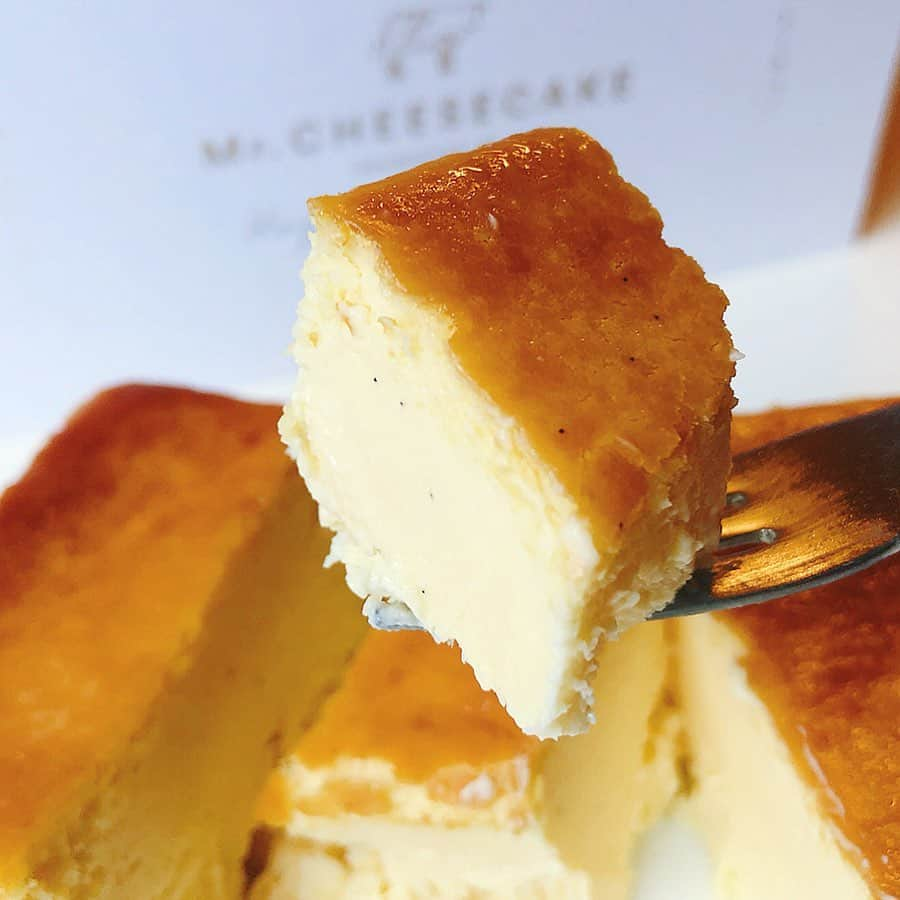 里井真由美さんのインスタグラム写真 - (里井真由美Instagram)「大人気！Mr.CHEESE CAKE ミスターチーズケーキ ・ ・ @tam30929  田村浩二シェフの 「人生最高のチーズケーキ」として話題、人気品です⭕️ ・ ・ クリームチーズとサワークリームをベースに奏でられる、抜群のバランス。クリーミーで爽やか。口溶け良さも良くておいしい❤︎❤︎❤︎❤︎ ・ ・ @tanakaofficial ちゃんにご紹介頂きました♪ ありがとうございます❤️ ・ ・ #mrcheesecake #ミスターチーズケーキ #チーズケーキ#ギフト#手土産#田中里奈 #里井真由美#1級フードアナリスト里井真由美 #ありが糖運動」6月3日 6時57分 - mayumi.satoi