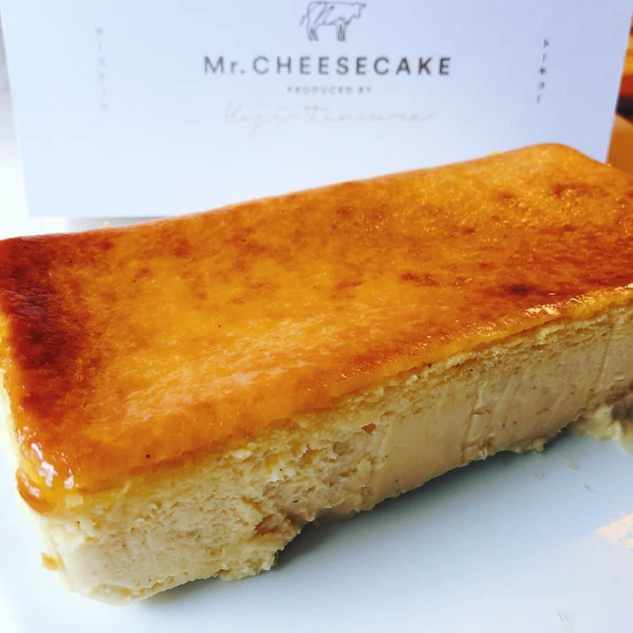 里井真由美さんのインスタグラム写真 - (里井真由美Instagram)「大人気！Mr.CHEESE CAKE ミスターチーズケーキ ・ ・ @tam30929  田村浩二シェフの 「人生最高のチーズケーキ」として話題、人気品です⭕️ ・ ・ クリームチーズとサワークリームをベースに奏でられる、抜群のバランス。クリーミーで爽やか。口溶け良さも良くておいしい❤︎❤︎❤︎❤︎ ・ ・ @tanakaofficial ちゃんにご紹介頂きました♪ ありがとうございます❤️ ・ ・ #mrcheesecake #ミスターチーズケーキ #チーズケーキ#ギフト#手土産#田中里奈 #里井真由美#1級フードアナリスト里井真由美 #ありが糖運動」6月3日 6時57分 - mayumi.satoi