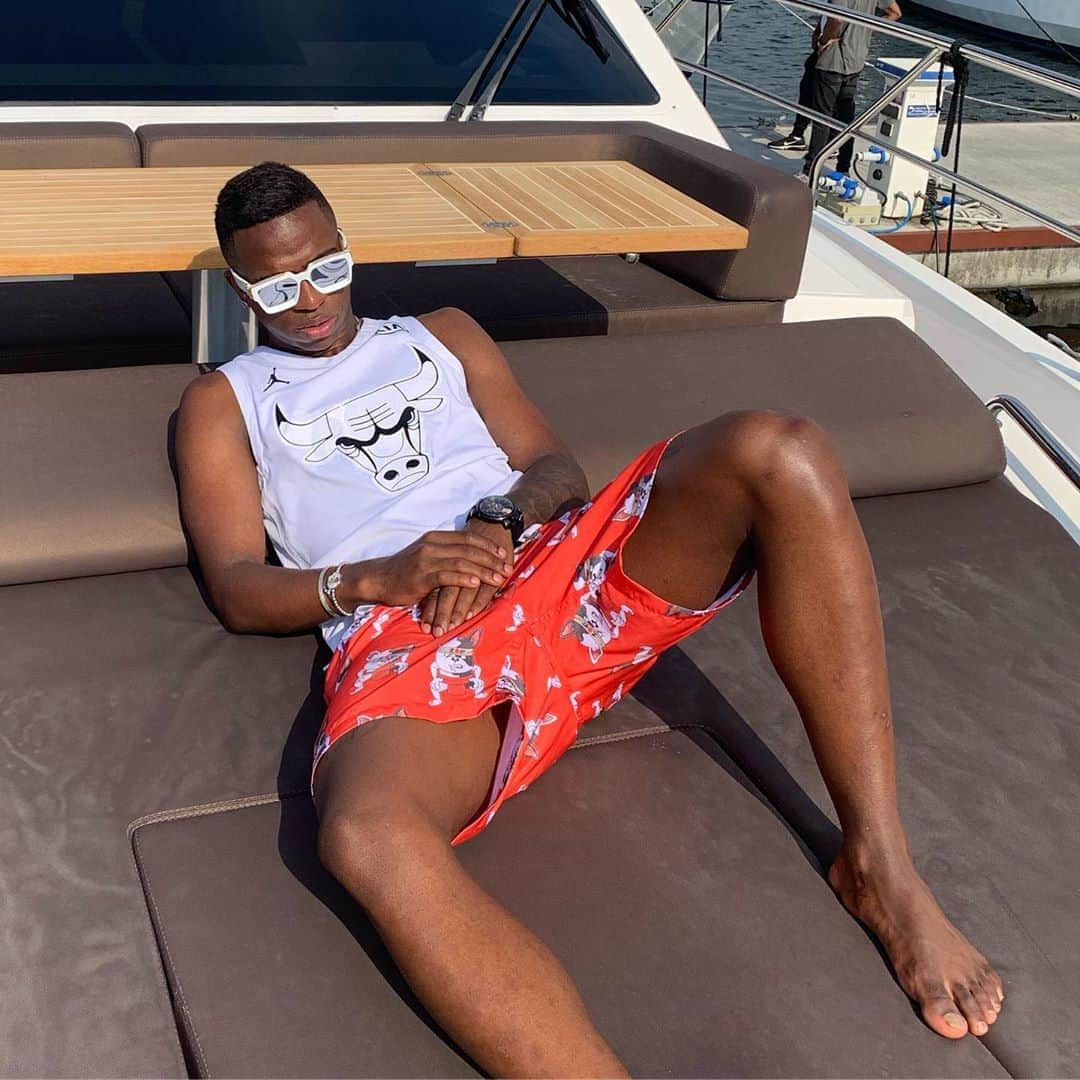 ヴィニシウス・ジュニオールのインスタグラム：「Férias... ☄️☀️」