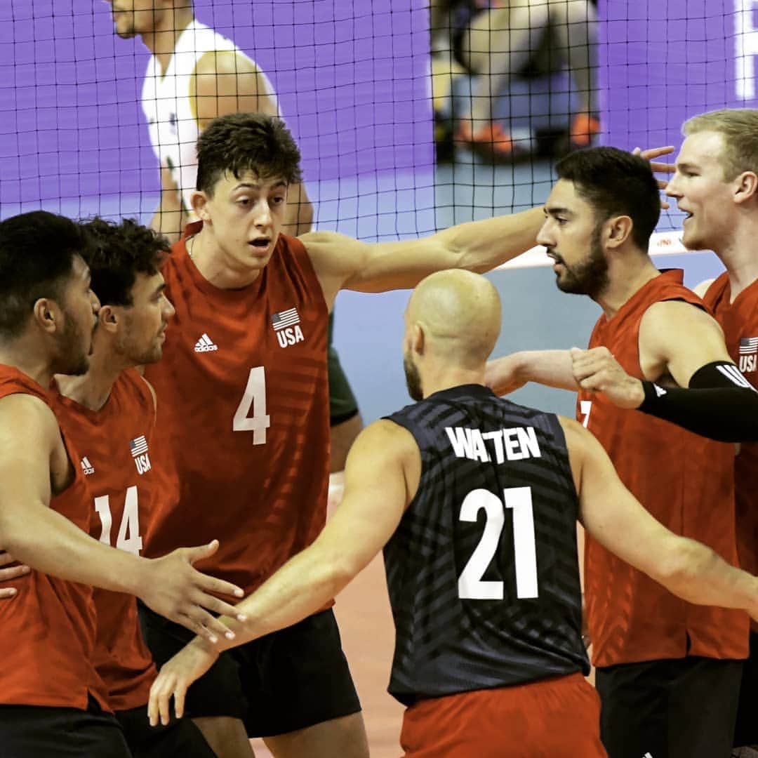 USA Volleyballさんのインスタグラム写真 - (USA VolleyballInstagram)「The U.S. Men 🇺🇸 pulled off their first 2019 #VNL victory over Australia 🇦🇺 on Sunday, 19-25, 27-25, 25-16, 25-16.  They head ✈️ to Ufa, Russia with a 1-2 record.」6月3日 7時06分 - usavolleyball