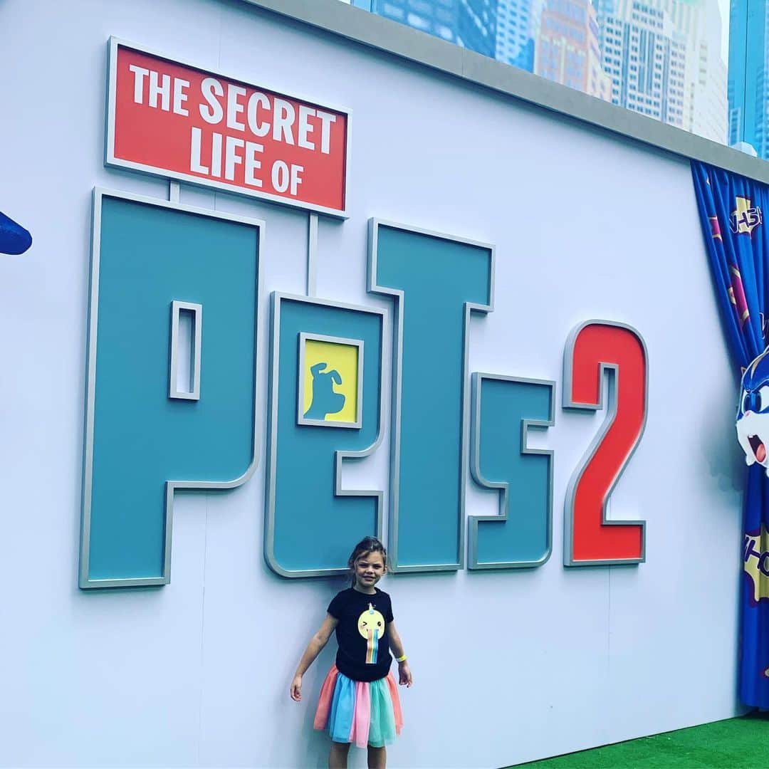 ビジー・フィリップスさんのインスタグラム写真 - (ビジー・フィリップスInstagram)「Took my puppy to see @secretlifeofpets 2! We both loved it! Thank you @lakebell for inviting us! ❤️❤️❤️❤️❤️❤️」6月3日 7時07分 - busyphilipps