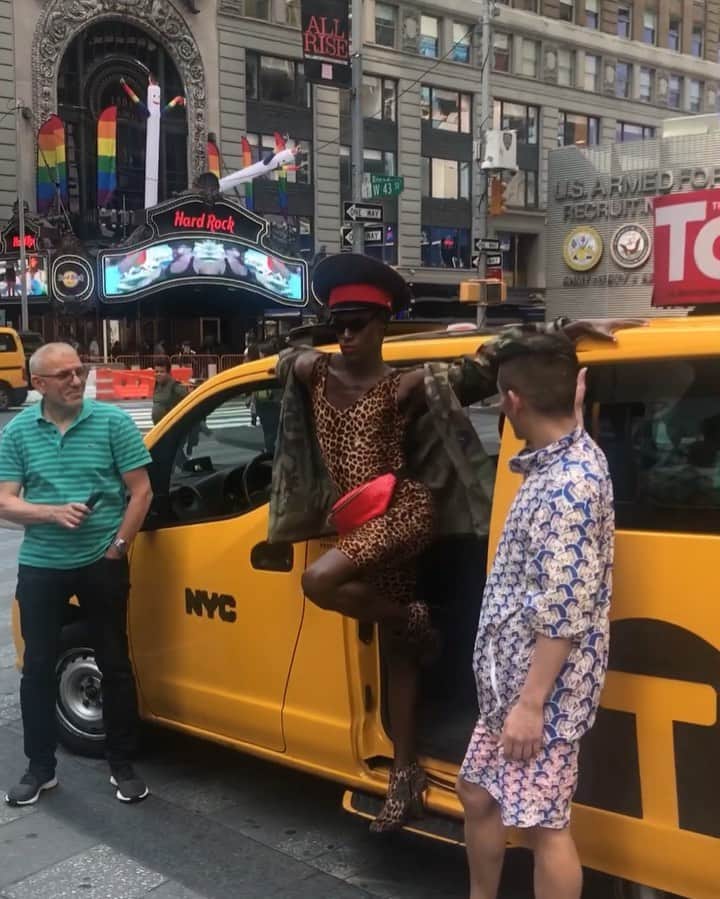 JONTE’のインスタグラム：「#BTS Take over #TimesSquare. Giving you #PeggyBundy feels during our ☝🏾 Tech rehearsal before opening the New Screen ( @iamcardib is currently on 😏😂) @onetimessquarenyc 💋. Thanks to everyone involved for a successful day. YOU ALL ARE AMAZING 😉 @marlontaylorwiles @jessconatser @daphnejouanneteau @flyingundertheradar @ramonibaynes @tarikcarroll @kooan @ssikdesigns @makeupbyslater @blackberryshauna @zojea • “BOOM BOOM BAP” - @robmerkle」