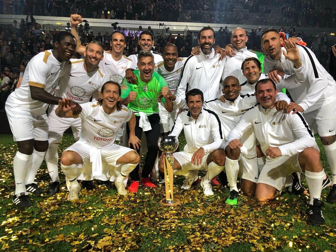 のインスタグラム：「Amazing team spirit! Well done to our team ! Thanks @luis__figo and @francescototti ! #lanottedeire」