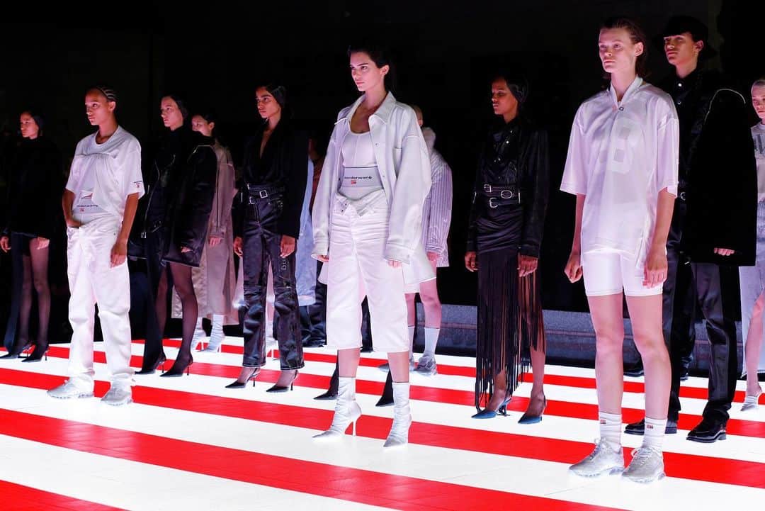 アレキサンダー・ワンのインスタグラム：「The utilitarian uniform for all. For the finale of our #Collection12020 show, all 4 acts stand together as one.」