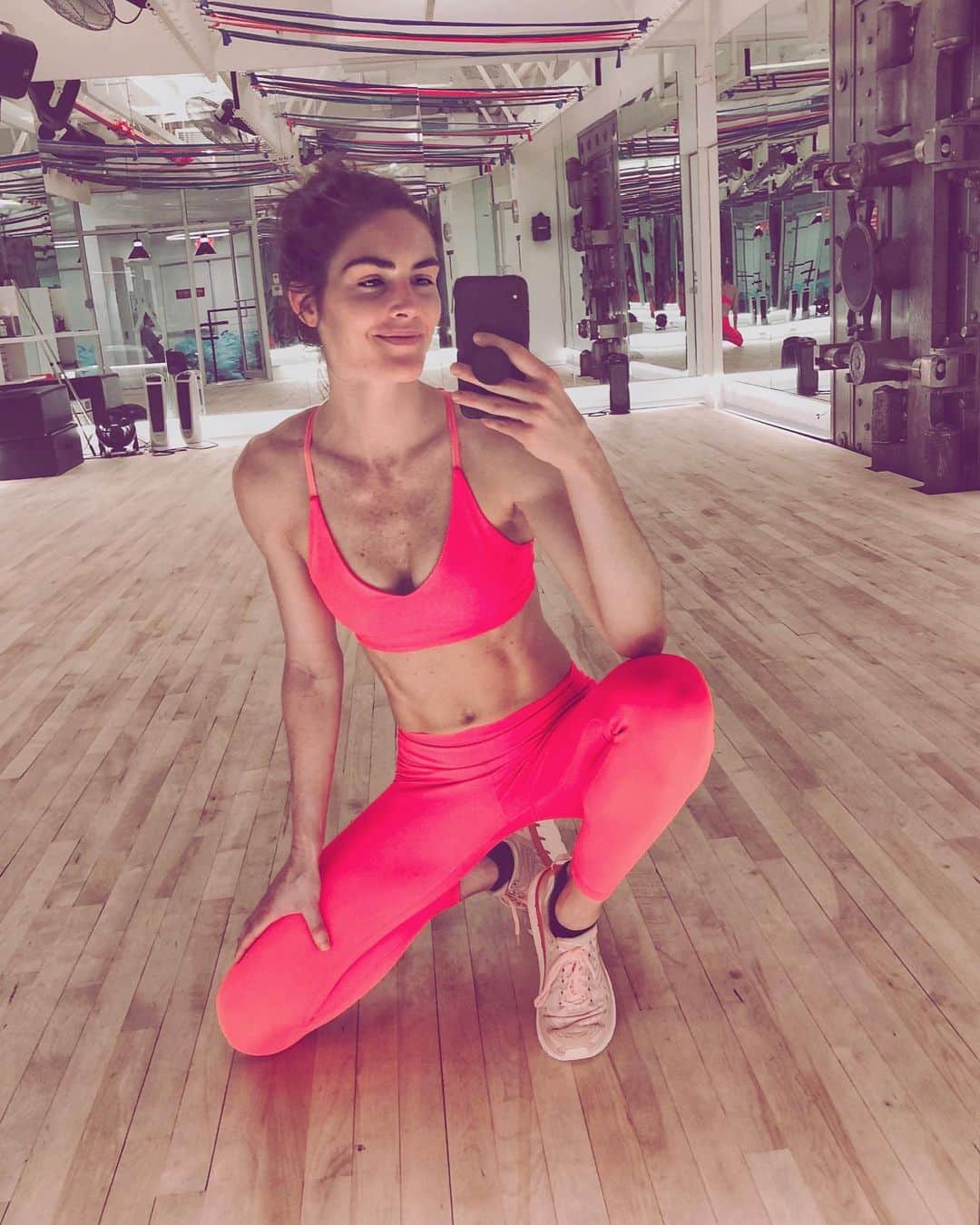 ヒラリー・ローダのインスタグラム：「some guy told me my outfit was “loud” while I was biking to the gym this morning. 🙄 umm... thanks, that’s exactly what i was going for. 😜」