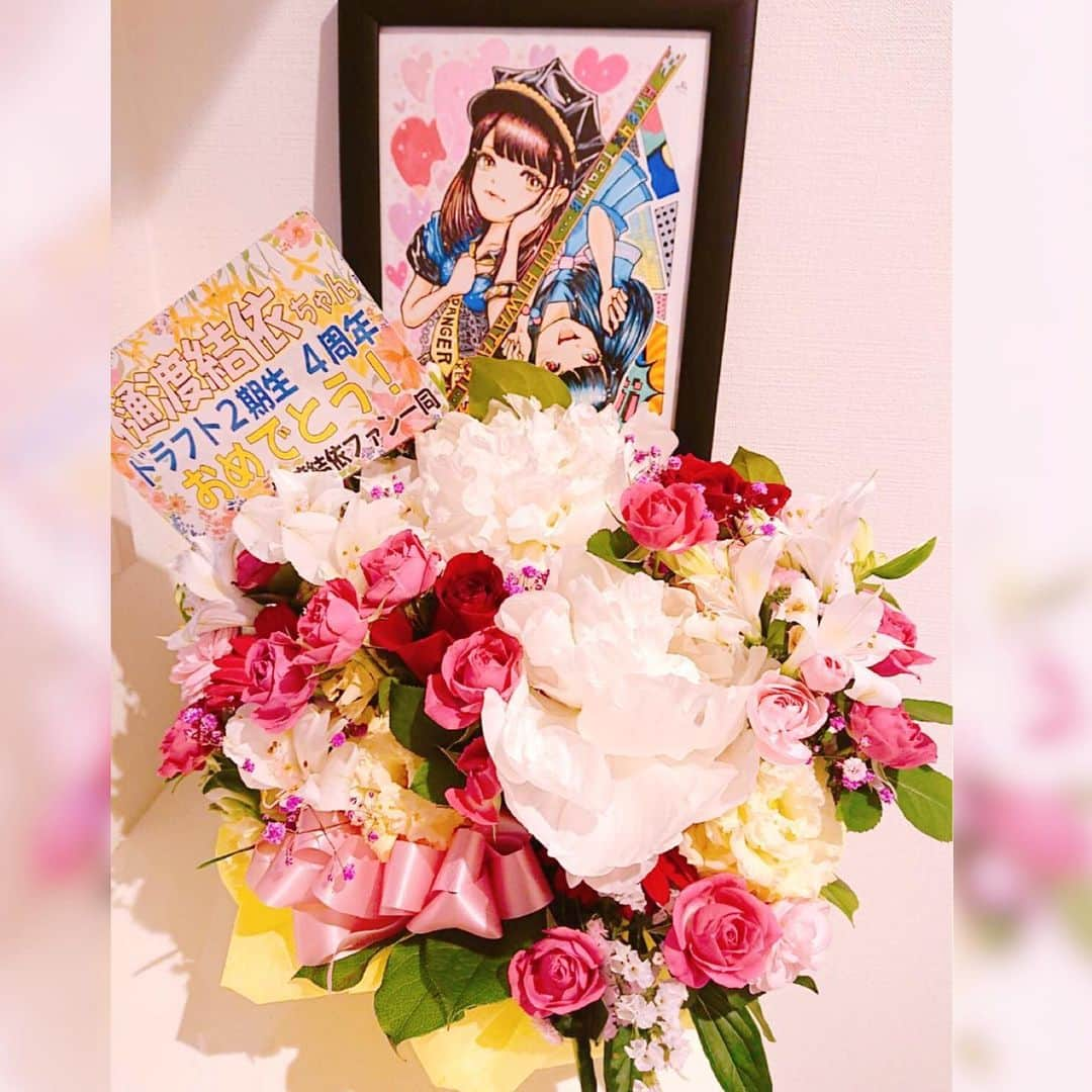 樋渡結依さんのインスタグラム写真 - (樋渡結依Instagram)「この前の公演でドラフト2期生4周年のお花と素敵な絵を戴きました💐ありがとうございます😊  #シアターの女神公演 #初恋よこんにちは の衣装はめちゃ可愛い💕 #ドラフト2期生4周年  #いつもありがとう💐」6月3日 7時16分 - yui_hiwatashi0430