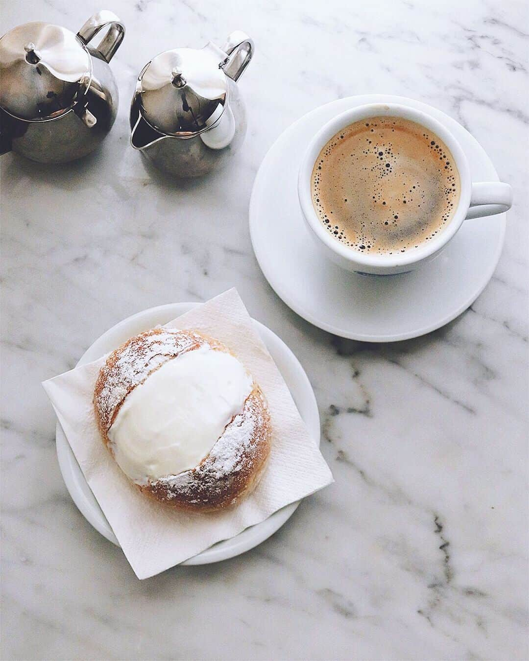 樋口正樹さんのインスタグラム写真 - (樋口正樹Instagram)「Maritozzo . 朝のコーヒーと共に ローマの菓子パンの マリトッツォっぽく たっぷりクリームを 挟むカロリーおばけ？ 松本のパンセ小松の 牛乳パンみたいなの。 毎日は無理だけど、、 年１で食べたいパン。 . でも今朝のこれは、 タカキの石窯パンで、 クリームはパルテノ、 意外とカロリー低め。 . . #Maritozzo #Maritozzi #マリトッツォ #菓子パン #クリームパン #タカキベーカリー #石窯ライ麦粒ロール #パルテノ #朝パン #朝カフェ #カロリーおばけ」6月3日 7時21分 - higuccini