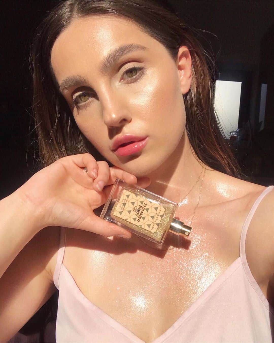 Anastasia Beverly Hillsさんのインスタグラム写真 - (Anastasia Beverly HillsInstagram)「Glowing 🤩  @yourstylishself  ABH Shimmer Body Oil」6月3日 7時35分 - anastasiabeverlyhills